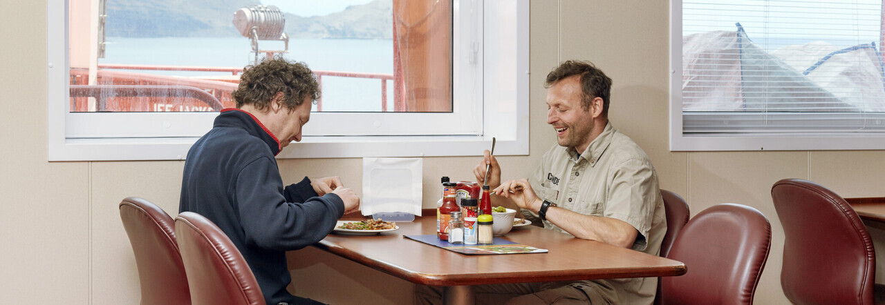 Dois colaboradores offshore almoçando em restaurante sodexo