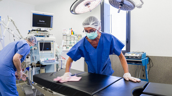 Colaborador higienizando equipamentos da sala cirúrgica