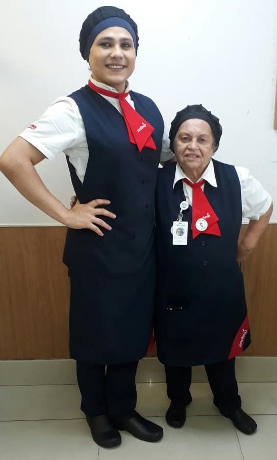 Carola (23 anos) e Iracema (72 anos), colaboradoras Sodexo
