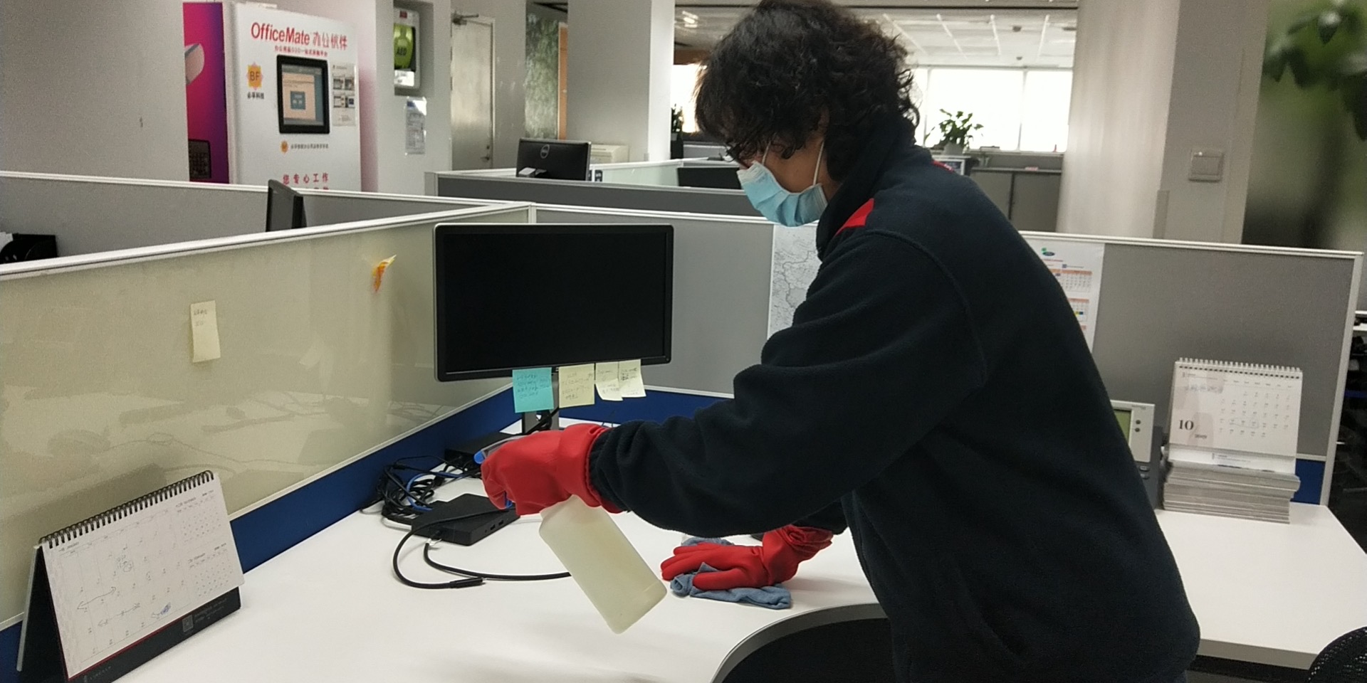 Colaboradora higieniza ambiente em combate ao corona vírus