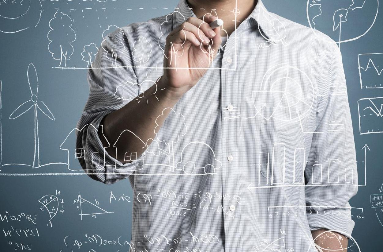 Homem atrás de uma lousa de vidro  escrevendo uma fórmula e imagem em giz