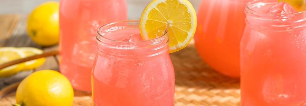 Copo com limonada rosa