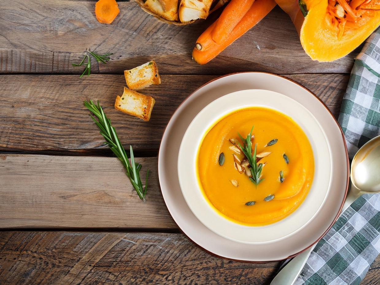 Foto de um prato de sopa de abóbora e cenoura